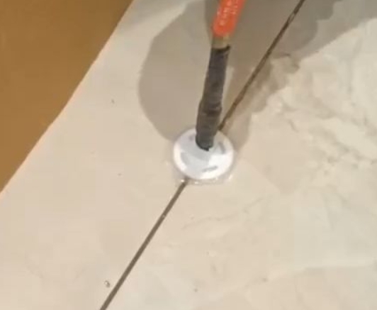 柯坪瓷砖空鼓维修公司专业解答瓷砖在铺贴过程中，如果没有涂抹均匀到位的粘结材料（如水泥砂浆或瓷砖胶），可能会导致以下问题